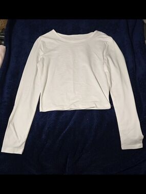 SHEIN White Crew Neck Long Sleeve Crop Top